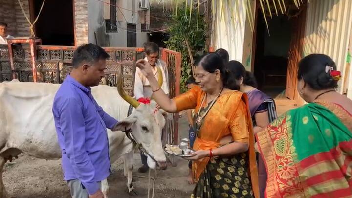 या दिवसानिमित्त महिला पारंपरिक साडी परिधान करून पूजा करतात. या उत्सवामुळे गावात एकोपा, आनंद आणि भक्तीचे वातावरण निर्माण होते.