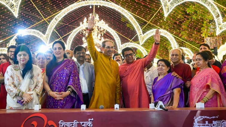 राज ठाकरे के दीपोत्सव समारोह का उद्धव ठाकरे ने किया उद्घाटन, फिर एक मंच पर नजर आए ठाकरे ब्रदर्स