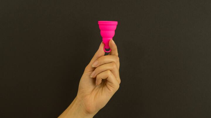 एकदा कप घातल्यानंतर तो व्यवस्थित उघडला आहे का आणि सील बसलं आहे का हे बोटाने तपासा, त्यामुळे लीक होण्याची शक्यता कमी होते. कप काढताना तो जोराने ओढू नका; आधी तळाशी हलकं दाब देऊन व्हॅक्यूम ब्रेक करा आणि मग सावकाश बाहेर काढा.