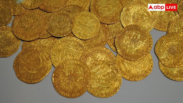 ఆభరణాలు, నాణేలు రెండింటిపై బంగారం ధర, తయారీ ఛార్జీలతో సహా మొత్తం ధరపై 3 శాతం GST వర్తిస్తుంది. GST ఒకే విధంగా ఉన్నప్పటికీ, నెక్లెస్ పై ధర ఎక్కువ అవుతుంది. ఎందుకంటే తయారీ ఛార్జీలు (Maiking Charges) కూడా ఉంటాయి.