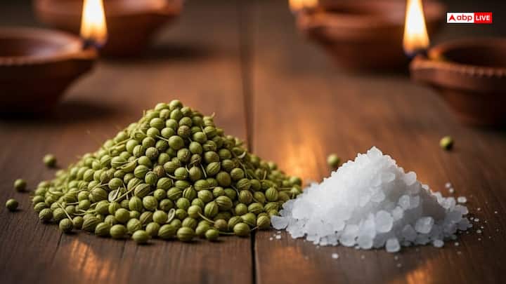 मान्यता है कि धनिया और नमक धन में वृद्धि का प्रतीक है. ऐसे में अगर आप घर में धनिया खरीदकर लें आते हैं तो साथ में धन और समृद्धि भी आएगी, साथ ही जीवन में खुशहाली भी आती है. वहीं धनतेरस पर नमक खरीदने से वस्तु दोष की समस्या से मुक्ति मिलती है. इसे खरीद कर घर लाने से सभी प्रकार के वस्तु विकार दूर होते हैं.