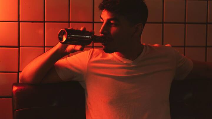 बीयर और व्हिस्की को बनाने में यह फर्क सीधे स्वाद, ताकत और खुशबू में नजर आता है. बीयर हल्की और ताजगी देने वाली होती है, जबकि व्हिस्की का स्वाद गहरा, मसालेदार और समय के साथ डेवलप होता है.