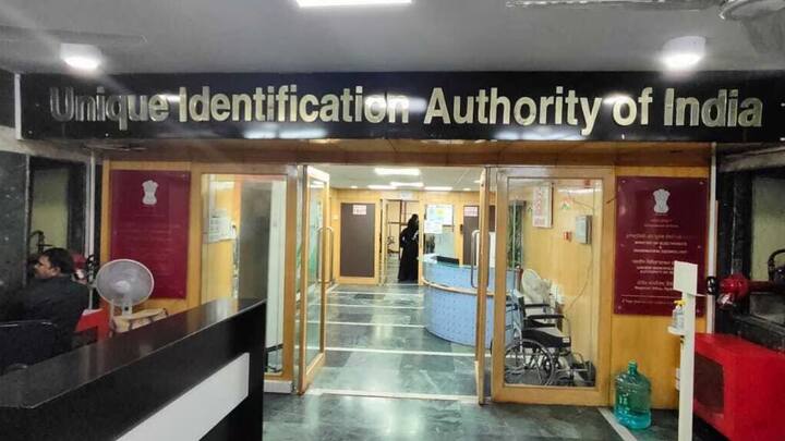 UIDAI लोगों को आधार में गलत जानकारी अपडेट कराने की सुविधा देता है. आप ऑनलाइन या ऑफलाइन दोनों तरीकों से नाम, जन्मतिथि, पता और मोबाइल नंबर जैसी जानकारियां सुधार सकते हैं. लेकिन इसके लिए कुछ लिमिट तय की गई हैं.