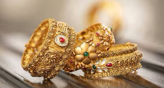 सुरुवातीच्या व्यवहारात MCX सोने 1,32,294 रुपयांच्या उच्चांकावर पोहोचले होते. वाढत्या मागणीमुळे सोन्याच्या किमतीत वाढ दिसून येत आहे.