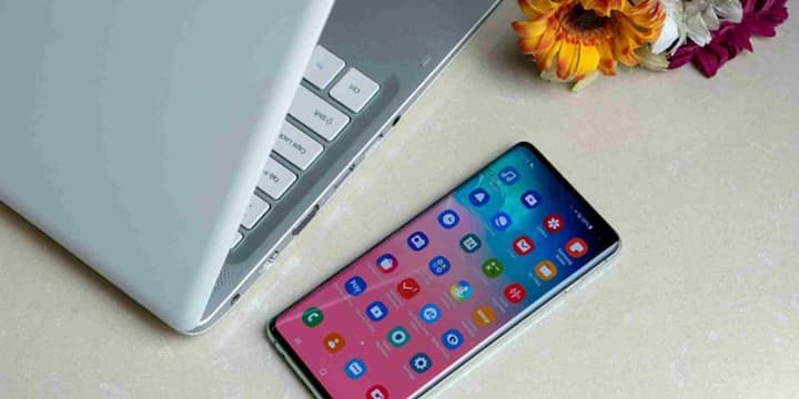 IDC का अनुमान है कि आने वाले समय में आर्टिफिशियल इंटेलिजेंस स्मार्टफोन इंडस्ट्री की दिशा और गति तय करेगा. कंपनियां अब हर प्राइस सेगमेंट में AI इंटीग्रेशन को प्राथमिकता दे रही हैं ताकि यूजर्स को एक स्मार्ट, एडवांस और वैल्यू-फॉर-मनी अनुभव मिल सके. कहा जा सकता है कि AI ने स्मार्टफोन इंडस्ट्री का खेल पूरी तरह बदल दिया है.