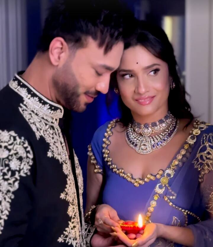 अंकिता लोखंडे और विक्की जैन ने दिवाली के लिए रॉयल और ग्लैमरस एथनिक लुक चुना. अंकिता ने रॉयल ब्लू लहंगा स्टाइल साड़ी पहना, जिस पर गोल्डन बीडिंग थी, डीप-नेक ब्लाउज़ और शिमरी शीयर दुपट्टे के साथ. उन्होंने हैवी सिल्वर-और-ब्लू स्टोन चोकर नेकलेस और झुमके पहने. और सटल मेकअप व छोटी बिंदी के साथ ट्रेडिशनल लुक पूरा किया. विक्की ने ब्लैक लॉन्ग जैकेट पहनी, जिस पर गोल्डन और आइवरी धागों से कॉलर और कंधों पर हैवी कढ़ाई थी.