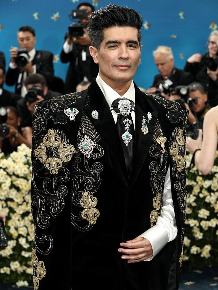 Fashion designer Manish Malhotra is known for grand Diwali parties. Every year on Diwali, a grand party is organized in his house in Mumbai in which many big stars attend.