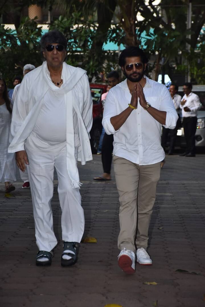 Mukesh Khanna and Karanvir Bohra were also seen with Dheer family in this hour of grief.
