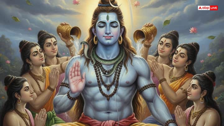 पौराणिक कथाओं के अनुसार, समुद्र मंथन श्रावण मास में किया गया था. जब उसमें से विष निकला तो भगवान शिव ने संसार की रक्षा के लिए उसे पी लिया. उन्होंने विष को अपने कंठ में ही रोक लिया, जिससे उनका कंठ नीला हो गया. और वे नीलकंठ कहलाए. विष के प्रभाव को शांत करने के लिए देवताओं ने उन्हें जल अर्पित किया. इसलिए श्रावण मास में भगवान शिव का जलाभिषेक करने की परंपरा शुरू हुई.