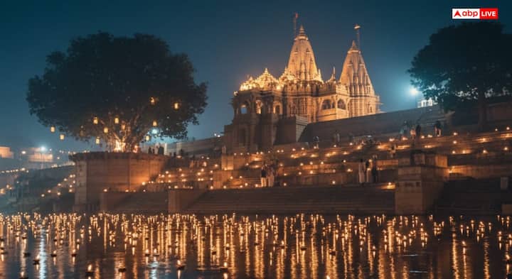 शास्त्रों में कार्तिक मास को दीपदान का महीना बताया गया है. रात के समय मंदिरों, चौराहों, पवित्र नदियों, तालाबों और तुलसी के नीचे दीप जलाना शुभ माना जाता है. पीपल के वृक्ष के नीचे दिया जलाने का भी विशेष महत्व है. ऐसा करने से व्यक्ति को पुण्य और ईश्वर की कृपा प्राप्त होती है.