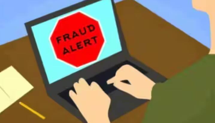 ਇਸ ਤੋਂ ਇਲਾਵਾ, ਆਪਣੇ ਫ਼ੋਨ ਦੀਆਂ ਸੈਟਿੰਗਾਂ ਵਿੱਚ Silence Unknown Callers ਜਾਂ Block Unknown Numbers ਦਾ ਫੀਚਰ ਆਨ ਕਰ ਲਓ। ਇਹ ਅਣਜਾਣ ਕਾਲਾਂ ਆਪਣੇ ਆਪ ਹੀ ਵੌਇਸਮੇਲ ਵਿੱਚ ਚੱਲੀਆਂ ਜਾਣਗੀਆਂ। ਜੇਕਰ ਕੋਈ ਕਾਲ ਮਹੱਤਵਪੂਰਨ ਜਾਣਕਾਰੀ ਮੰਗਦੀ ਜਾਪਦੀ ਹੈ, ਤਾਂ ਤੁਰੰਤ ਵਾਪਸ ਕਾਲ ਕਰਨ ਦੀ ਬਜਾਏ, ਨੰਬਰ ਨੂੰ ਔਨਲਾਈਨ ਸਰਚ ਕਰੋ। ਜੇਕਰ ਇਹ ਸਕੈਨ ਨਿਕਲਦਾ ਹੈ, ਤਾਂ ਇਸਨੂੰ ਤੁਰੰਤ ਬਲਾਕ ਕਰੋ।