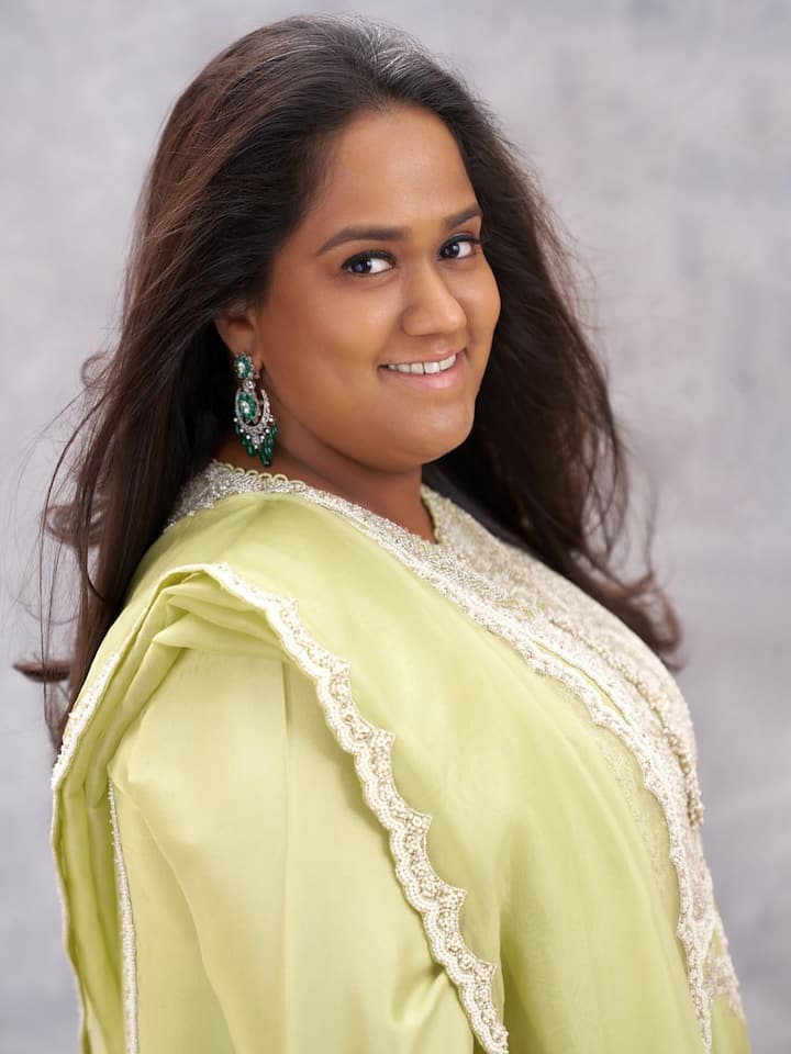 Salman Khan's family also does not lag behind in celebrating Diwali with great pomp. His sister Arpita Khan organizes a grand Diwali party at her home every year, in which many big Bollywood stars and friends attend. During this time, the spectacular decorations, lights and sumptuous food of the party make it even more special.