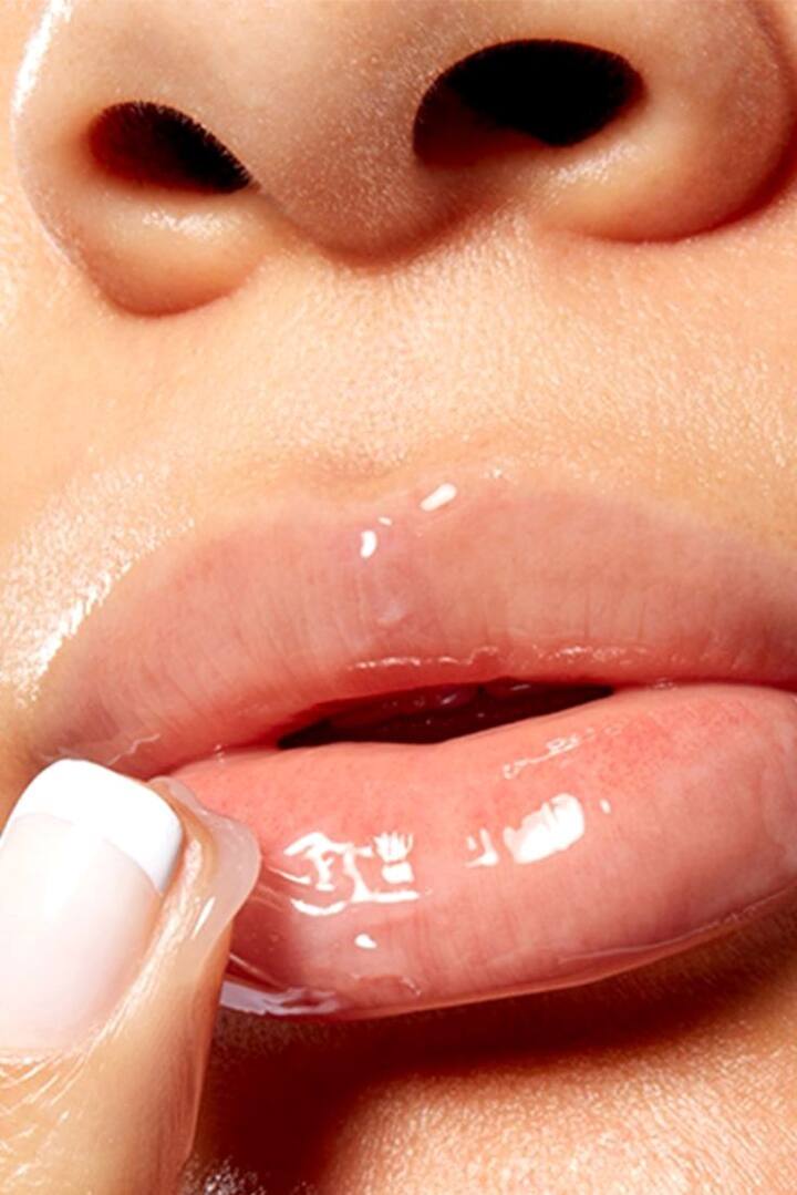 फाटलेले ओठ स्वच्छ करण्यासाठी लिप स्क्रब वापरा आणि नंतर चांगला लिप बाम लावा. त्वचेवर नैसर्गिक उजळपणा आणण्यासाठी रेडियंट किंवा लिक्विड फाउंडेशन वापरा.