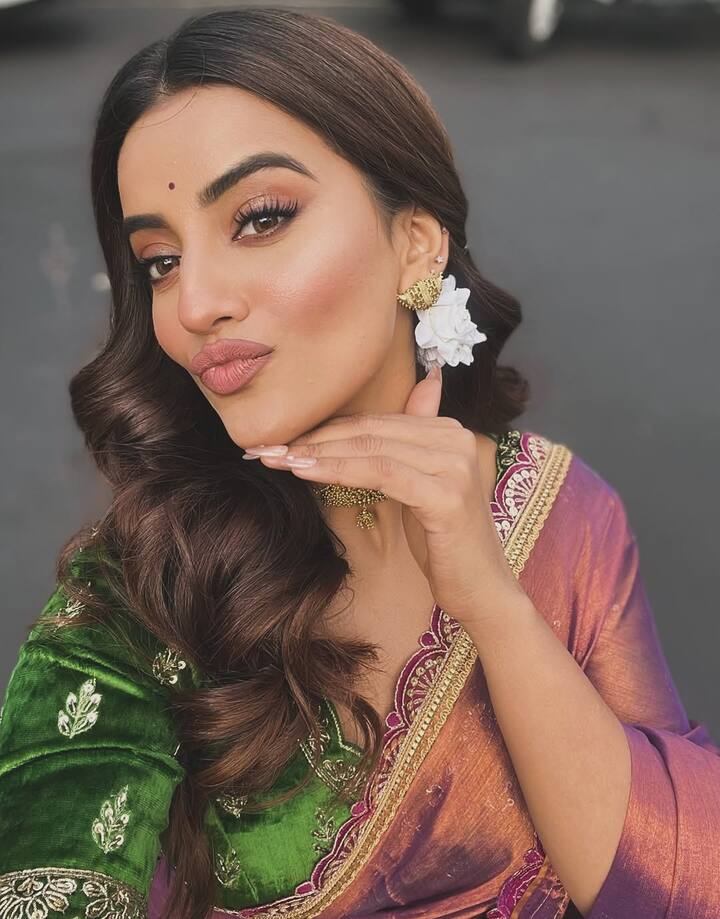 बता दें, स्टेज शोज, फिल्मों और म्यूजिक विडियोज के जरिए अक्षरा सिंह तगड़ी कमाई करती है. इतना ही नहीं ब्रांड एंडोर्समेंट और सोशल मीडिया प्रमोशंस के साथ भी वो खूब सरा नोट छापती हैं. जबरदस्त फैन फॉलोविंग वाली इस हसीना की लैविश लाइफ की झलक सोशल मीडिया पर देखने को मिलती है.