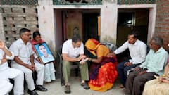 In Pics: हरिओम वाल्मीकि के परिवार से मुलाकात कर भावुक हुए राहुल गांधी, सामने आईं तस्वीरें