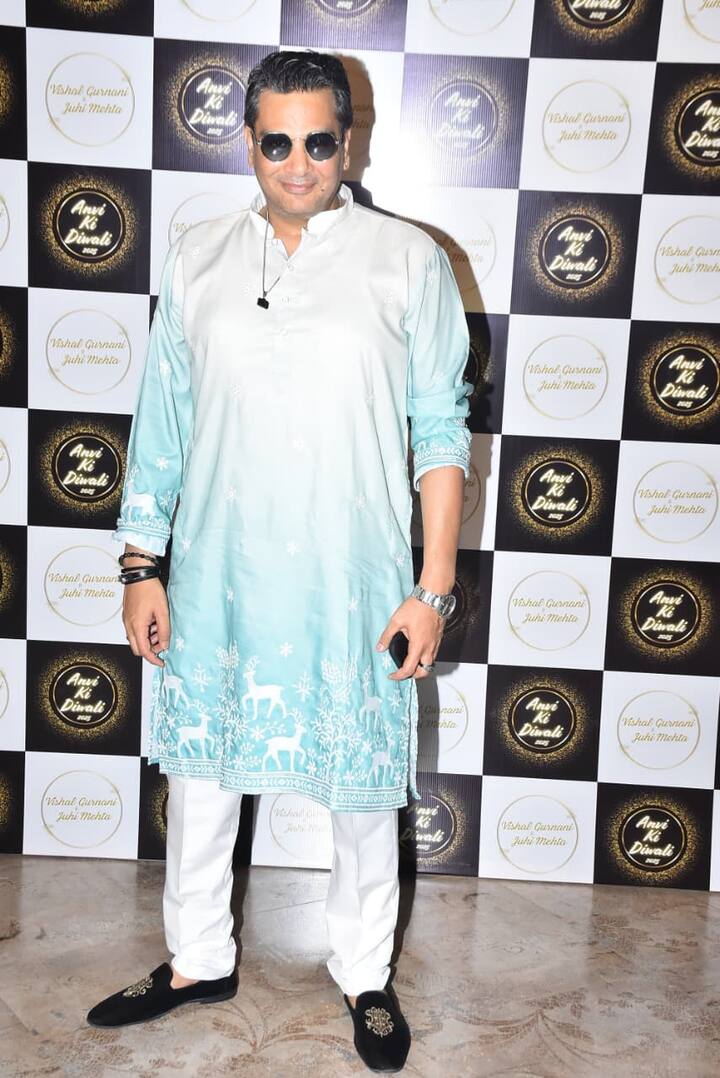 मुकेश छाबड़ा इस दिवाली पार्टी में स्टाइलिश एथनिक लुक में नज़र आए. उन्होंने हल्के नीले और सफ़ेद रंग का ओमब्रे कुर्ता पहना है. कुर्ते पर सफेद रंग की कढ़ाई है, खासकर नीचे की तरफ़ डियर और पेड़ों के पैटर्न बने हुए हैं, जो इसे एक यूनिक और विंटर वाइब दे रहे हैं. कुर्ते को उन्होंने सफेद चूड़ीदार पजामे के साथ पेयर किया है. जूतों में, उन्होंने काले रंग के लोफ़र पहने हैं जिन पर गोल्डन रंग का काम किया गया है.