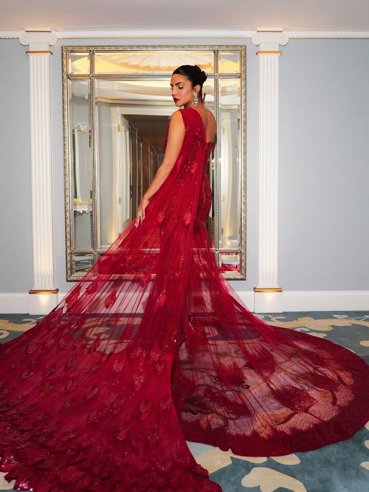 Talking about makeup, Priyanka Chopra has completed her Indo-Western look with shimmery eyeshadow, winged eyeliner and scarlet lipstick. In these viral pictures, you can see with how much elegance and confidence Haseena has carried this outfit.