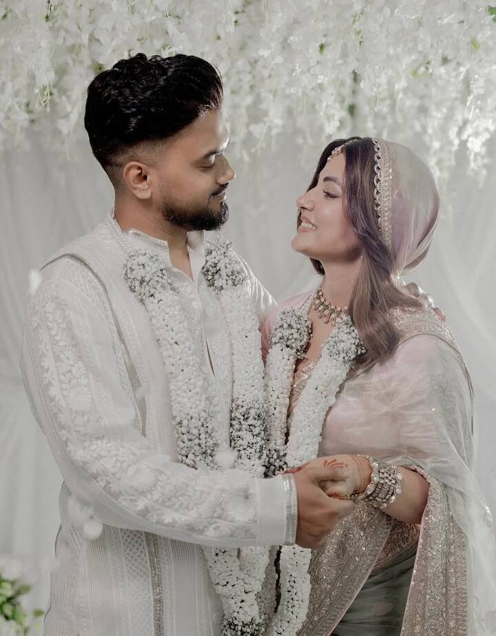 हिना खान और रॉकी जायसवाल ने इस साल स्पेशल मैरेज एक्ट के तहत कोर्ट मैरिज की थी. दोनों ने अब तक कई सारे त्योहार एक साथ मनाया है. अब टीवी इंडस्ट्री का पॉपुलर कपल अपनी पहली दिवाली मनाने के लिए भी एक्साइटेड है.