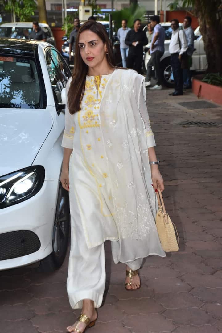 Esha Deol also became a part of Pankaj Dheer's prayer meet. During this time he was seen wearing a white chikankari suit.