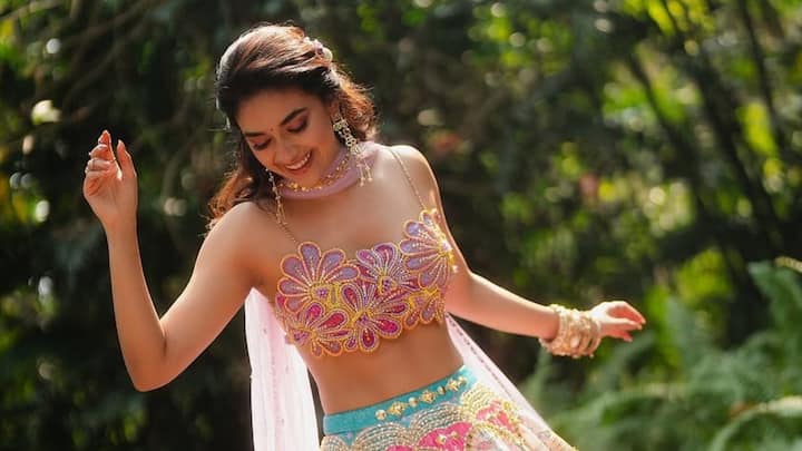 6. Floral Beaded Blouse: Keerthy wears a statement floral blouse that effortlessly captures the energy of the festivities. The blouse is designed with large 3D floral motifs crafted out of shimmering beads in shades of pink, lilac, fuchsia, and gold. Each flower is outlined with delicate bead detailing, making the blouse resemble a walking bouquet of handcrafted brilliance. What makes this look stand out is its perfect balance of fun and finesse. The blouse doesn’t rely on heavy fabrics or elaborate sleeves, but plays with texture, pattern, and youthful design. (Image Source: Instagram/@keerthysureshofficial)
