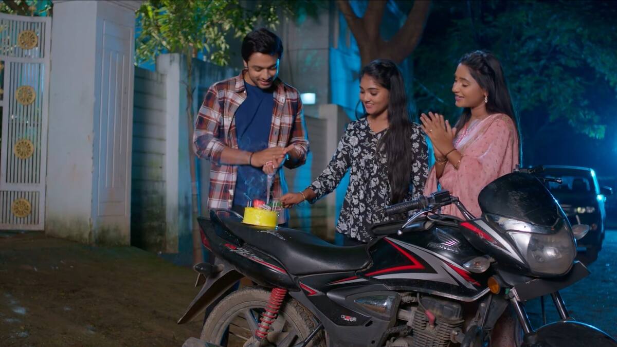 Nindu Manasulu Serial Today October 17th: నిండు మనసులు: సిద్ధూ సర్ఫ్రైజ్ని నాశనం చేసేసిన విజయానంద్! కేఫ్లో పార్టీ ఏర్పాటు వెనక కుట్రేంటో?