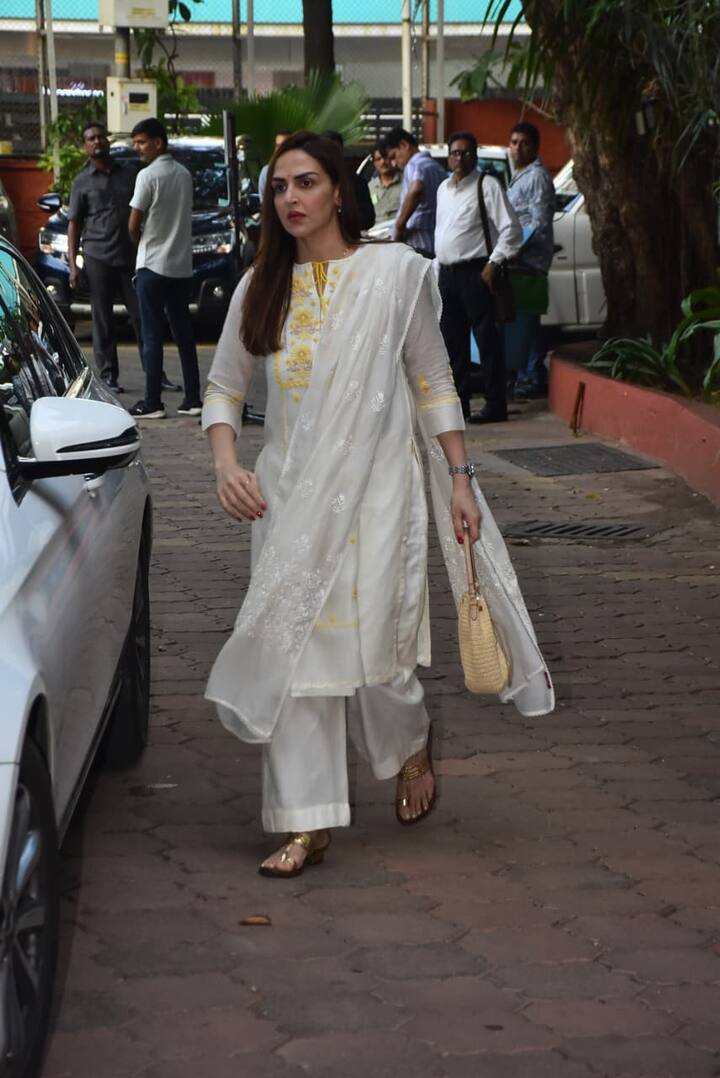 Pankaj Dheer’s last rites were held on Wednesday evening at the Pawan Hans crematorium.