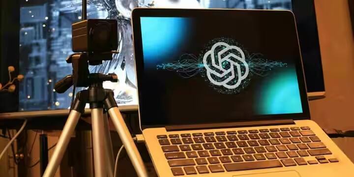 GPT એટલે જનરેટિવ પ્રી-ટ્રેઇન્ડ ટ્રાન્સફોર્મર. આ ત્રણ શબ્દો આ ટેકનોલોજીની સાચી શક્તિને વ્યાખ્યાયિત કરે છે. સમજો કે આ ત્રણ શબ્દો ચેટજીપીટીને આટલું બુદ્ધિશાળી અને શક્તિશાળી કેવી રીતે બનાવે છે.