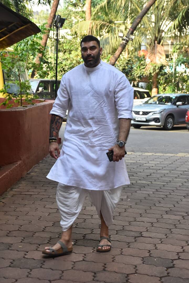Pankaj Dheer's son Nikitan Dheer was seen very sad during this time. The actor was seen wearing white dhoti-kurta.