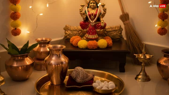 If you are not able to buy gold and silver due to demand, then buy the idol of Goddess Lakshmi or Dakshinavarti conch on Dhanteras. The Dakshinavarti conch that emerged from the churning of the ocean is considered the brother of Goddess Lakshmi. Therefore taking it will prove to be very auspicious. Bring these things and keep them in your temple. Worship it on both Diwali and Dhanteras days.