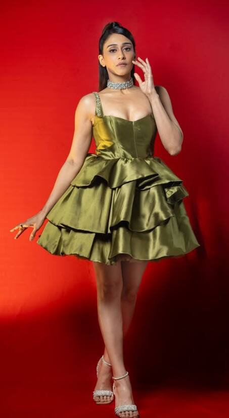 શાઇનિંગ શૉર્ટ્સમાં રેજીના કાસિન્દ્રાના હટકે પૉઝ