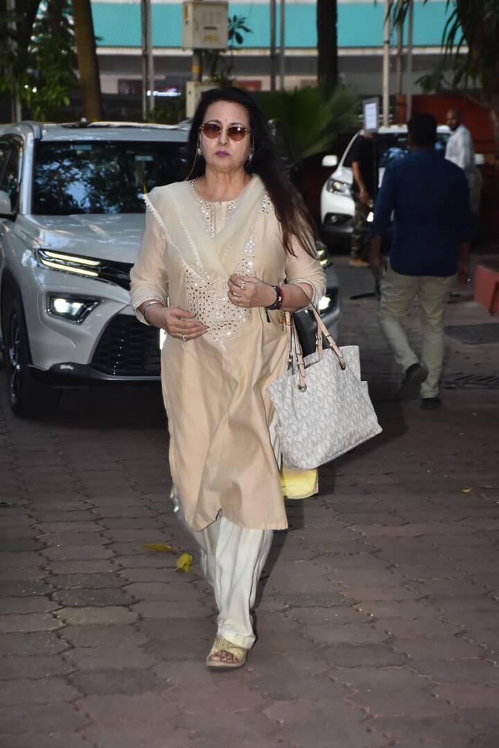 Actress Poonam Dhillon was also seen in the meet. Poonam was seen in a simple look during this time.