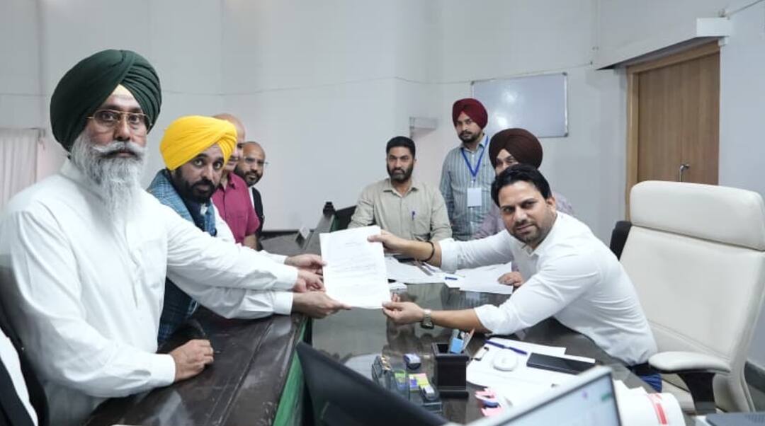 Tarn Taran by Poll: ਆਪ ਉਮੀਦਵਾਰ ਹਰਮੀਤ ਸੰਧੂ ਨੇ ਭਰੇ ਕਾਗ਼ਜ਼, CM ਮਾਨ ਤੇ ਮਨੀਸ਼ ਸਿਸੋਦੀਆ ਨੇ ਰੋਡ ਸ਼ੋਅ ਕੱਢਕੇ ਕੀਤਾ ਸ਼ਕਤੀ ਪ੍ਰਦਰਸ਼ਨ Tarn Taran by election AAP candidate Sandhu files nomination Tarn Taran by Poll: ਆਪ ਉਮੀਦਵਾਰ ਹਰਮੀਤ ਸੰਧੂ ਨੇ ਭਰੇ ਕਾਗ਼ਜ਼, CM ਮਾਨ ਤੇ ਮਨੀਸ਼ ਸਿਸੋਦੀਆ ਨੇ ਰੋਡ ਸ਼ੋਅ ਕੱਢਕੇ ਕੀਤਾ ਸ਼ਕਤੀ ਪ੍ਰਦਰਸ਼ਨ