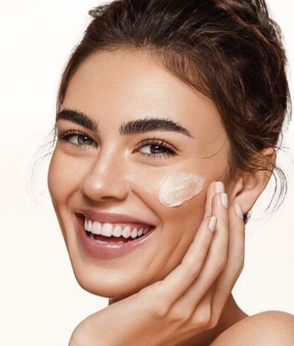 हिवाळ्यातही एसपीएफ असलेले सनस्क्रीन लावायला विसरू नका. हे त्वचेला सूर्याच्या हानिकारक किरणांपासून वाचवेल आणि तुमची त्वचा मऊ ठेवेल.