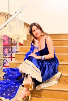 Diwali 2025: दिवाली पर शहनाज गिल के ब्लू वेलवेट सूट लुक से लें इंस्पिरेशन, त्योहार पर पटाखा लगेंगी