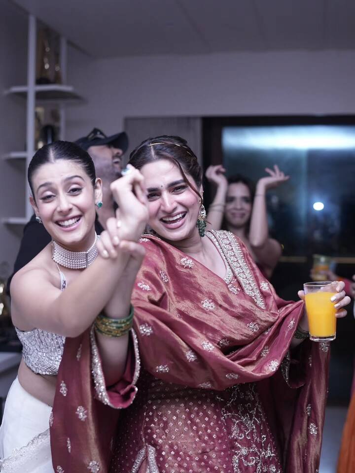 TV's beautiful beauties Isha Malviya and Ayesha Khan were seen in glam look in this party. Both of them had a lot of fun together.