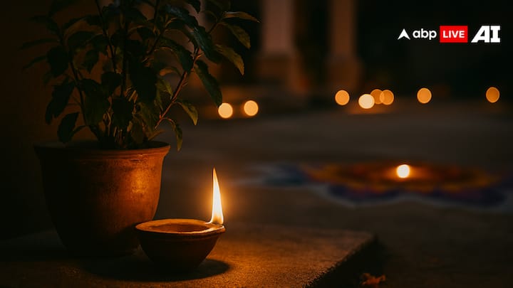 छोटी दिवाली के दिन तुलसी के पौधे के पास दीपक जलाना बेहद शुभ माना जाता है. ऐसा करने से घर की नकारात्मक ऊर्जा दूर होती है. इसके अलावा घर में धन का आगमन भी बना रहता है.