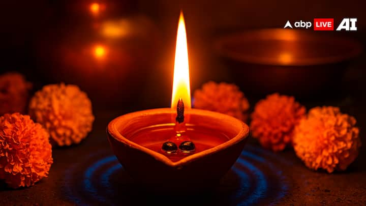 तीसरे दीए में दो काली साबूत मिर्च डालिए, इसे अग्नि तत्व का प्रतीक माना जाता है. चौथे दीए में भीमसैनी कपूर डालिए, यह वायु तत्व का प्रतीक माना जाता है.