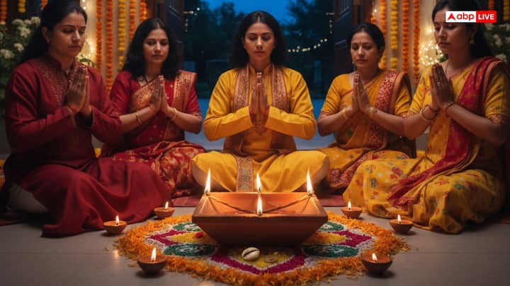 धनतेरस के अवसर पर शाम के वक्त यमदीप जलाने के लिए मिट्टी का दिया प्रयोग करें. माना जाता है कि दीपक चौमुखी होना चाहिए. इसके बाद, दो रूई की बत्तियों को दीये में क्रॉस करके लगाएं और इसे चारों ओर से जलाकर दक्षिण दिशा में रख देना चाहिए. साथ ही, यमदीप में कौड़ी और एक सिक्का डाल दें.