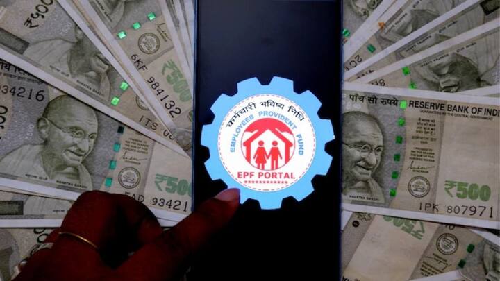 अब EPFO ने एक नया मिनिमम बैलेंस रूल भी लागू किया है. इसके तहत हर सदस्य को अपने खाते में कम से कम 25% रकम हमेशा रखनी होगी. यानी अब कोई भी अपना पीएफ अकाउंट पूरी तरह खाली नहीं कर सकेगा. यह नियम कर्मचारियों की फाइनेंशियल सिक्योरिटी को मजबूत करने के लिए बनाया गया है.