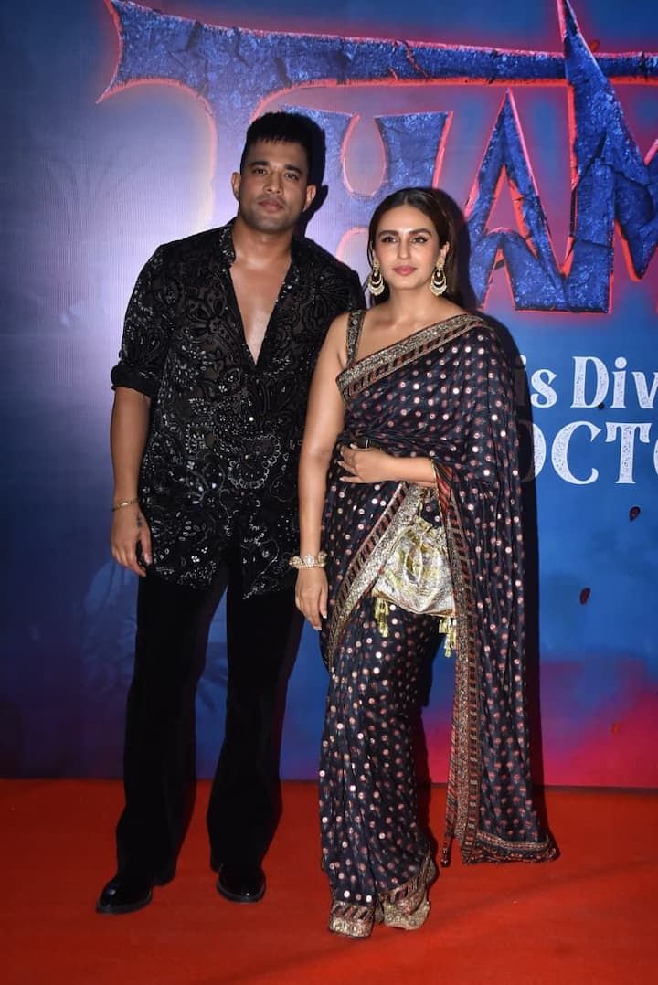 एक्ट्रेस ने रेड कार्पेट पर रचित के साथ एक से बढ़कर एक पोज दिए. दोनों के चेहरे पर इस दौरान हल्की सी स्माइल दिखी.