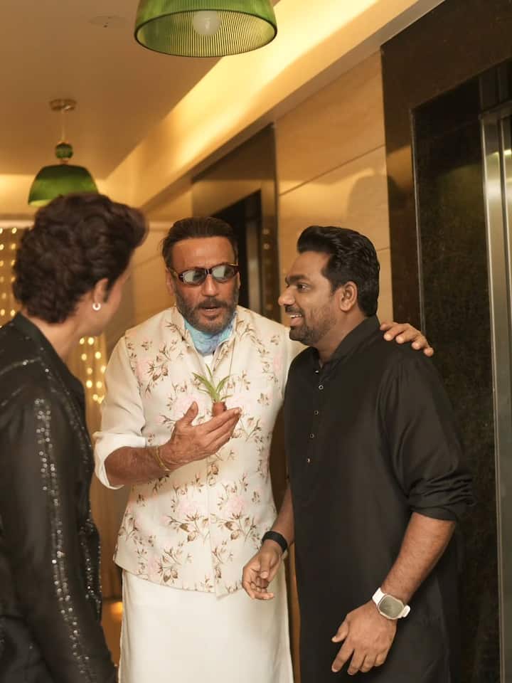Standup comedian Zakir Khan was also seen enjoying the party at Ravi and Sargun's house. In the picture, he is seen talking with Jackie and Ravi.