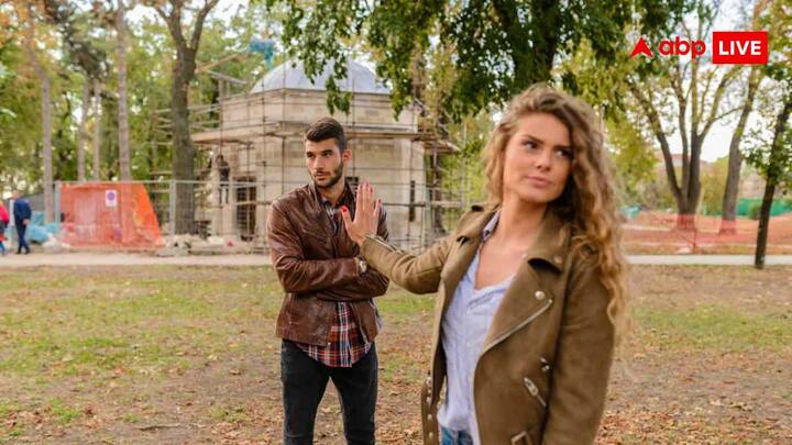 सबसे पहले ये समझो कि तुम कब थक जाते हो, चिड़चिड़े हो जाते हो या परेशान महसूस करते हो, ध्यान दो कि कौन-सी बातें तुम्हें अच्छा महसूस कराती हैं और कौन-सी तुम्हें थका देती हैं. इससे तुम समझ पाओगे कि तुम्हारी सीमाएं क्या हैं और क्या चीजें तुम्हारे लिए जरूरी हैं.