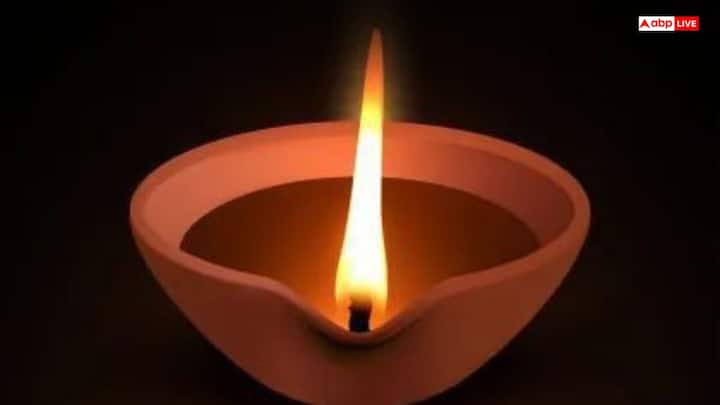 दीर्घायु और समृद्धि का प्रतीक: धनतेरस पर यम दीपदान सिर्फ एक धार्मिक परंपरा नहीं बल्कि जीवन की सुरक्षा और समृद्धि का प्रतीक है. इस दिन श्रद्धा और विधि से दीपदान करने वाला व्यक्ति मृत्यु के भय से मुक्त होकर सुख, समृद्धि और दीर्घायु का आशीर्वाद प्राप्त करता है. यही कारण है कि इसे “दीपों का पर्व” कहा गया है.