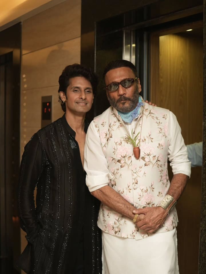 Veteran actress Jackie Shroff also attended the grand Diwali party of Ravi and Sargun. Who was seen in traditional avatar.