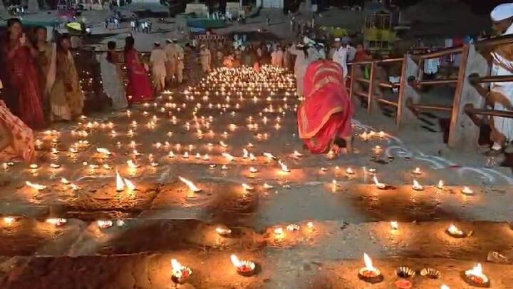 चंद्रभागेच्या घाटांवर दीप उत्सवाच्या स्वरूपात सोनेरी रूप पाहायला मिळत आहे, चंद्रभागेच्या तिरी भक्तांची मांदियाळी पाहायला मिळत आहे. धनत्रयोदशीनिमित्त चंद्रभागेच्या तिरावर आज लक्ष लक्ष दिव्यांनी मंदिर परिसर उजळून निघाला आहे.