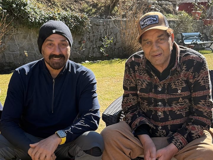 If we talk about the fifth unheard story, then it is that when Sunny Deol completed the dubbing of his first film and when his father heard this dubbing, he got very angry, after this the actor sat up all night and did the dubbing of his film again.