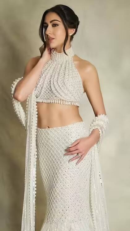 अगर आप दिवाली के मौके पर लहंगा पहनने का सोच रही हैं तो उसके साथ का ब्लाउज एकदम सिंपल तो कतई न रखें. सिंपल ब्लाउज पहनने का ट्रेंड अब पुराना हो गया है. बल्कि अपने लहंगे के साथ आप हॉल्टर नेक वाला ऐसा ब्लाउज कैरी कर सकती हैं. इसपर अगर सारा अली के लुक की तरह ही पर्ल का काम होगा, तो आपका लुक और भी कमाल का लगेगा.