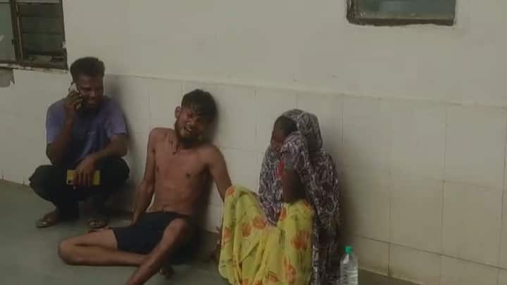 पिकअप व्हॅन घाटात असताना चालकाचे नियंत्रण सुटले आणि गाडी पलटी झाली. त्यामुळे वाहनाच्या मागच्या भागात बसलेले लोक खाली दबले गेले. अनेकांना जबर मार लागला.