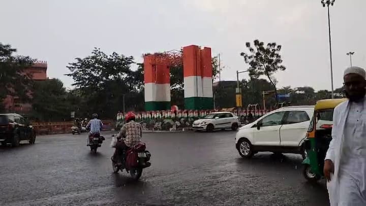 અમદાવાદના હવામાનની વાત કરીએ તો, અહીં આગામી દિવસોમાં વાદળછાયું વાતાવરણ રહેશે. અમદાવાદમાં મહત્તમ તાપમાન 36 ડિગ્રી અને ન્યૂનતમ તાપમાન 23 ડિગ્રી ની આસપાસ રહેવાની શક્યતા છે. આમ, દિવાળીના તહેવારોની શરૂઆતમાં જ રાજ્યના કેટલાક ભાગોમાં વરસાદી માહોલ રહેવાની સંભાવના છે, જેના કારણે લોકોને આયોજનમાં સાવચેતી રાખવાની સલાહ આપવામાં આવે છે.