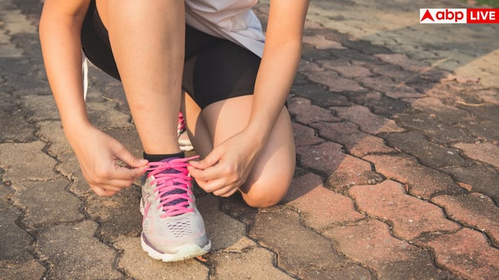 स्ट्रेट लेग लिफ्ट्स, इसको करने के लिए पीठ के बल लेटें और पैरों को सीधा फैलाएं. दोनों पैरों को धीरे-धीरे ऊपर उठाएं और वापस नीचे लाते वक्त जमीन को न छुएं. इसमें टारगेट लोअर एब्स और हिप फ्लेक्सर है.